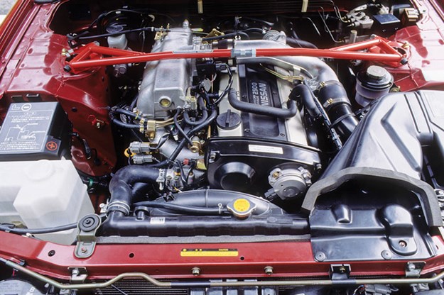 nissan-skyline-engine-bay.jpg