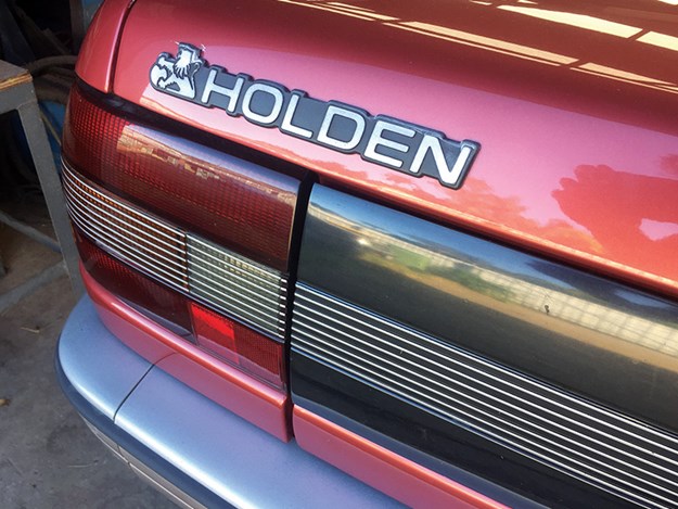 holden-vn-calais-badge.jpg