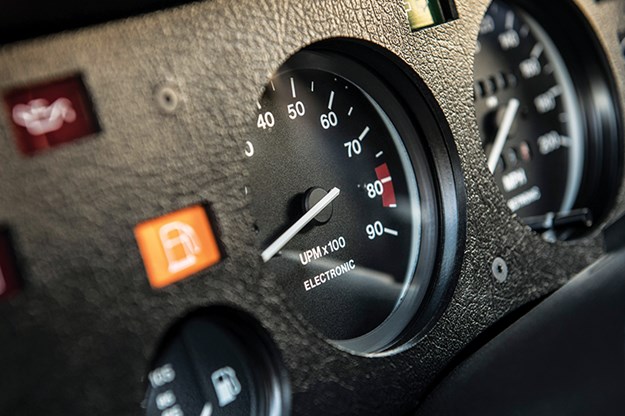 bmw-m1-gauges.jpg