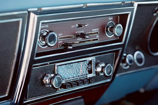 holden ht premier radio.jpg