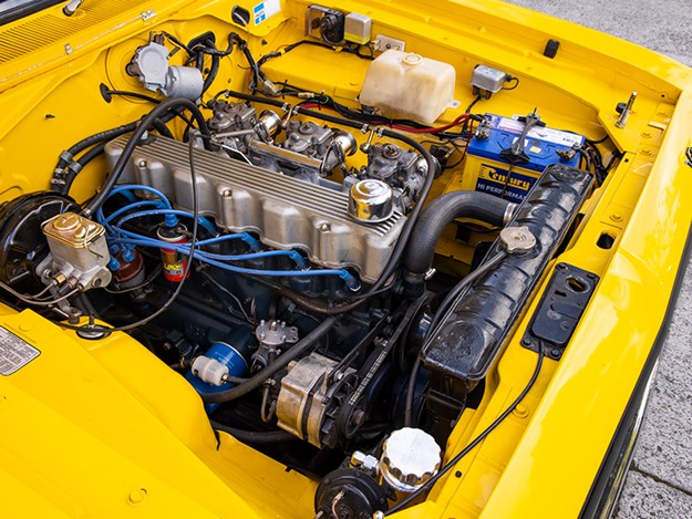 chrysler-valiant-charger-yellow-engine-bay-3.jpg