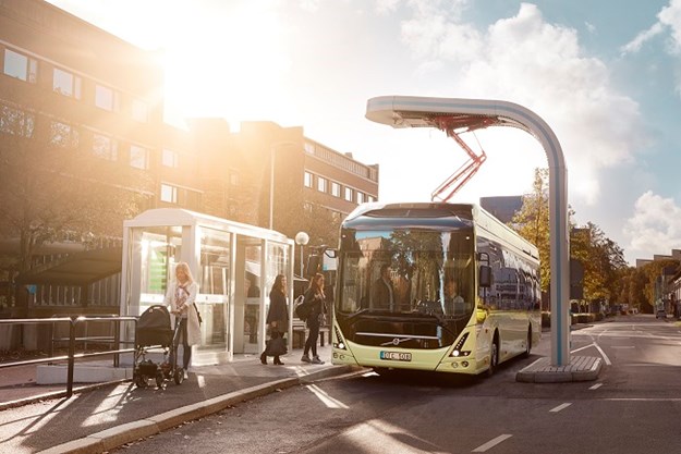 7900 Electric Exterior 2015_0470_Charging_at_bus_stop.jpg