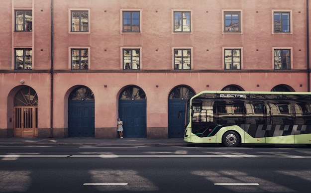 7900 Electric Articulated 2019 Bus in front of house Vasastan.jpg