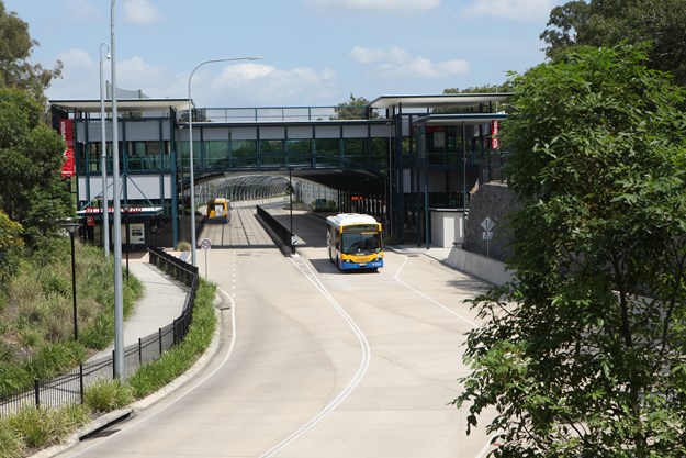 Bus travelling on the Inner Northern Busway (2).JPG