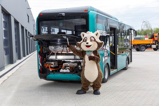 Maskottchen_Stadtwerke-Weilheim_mit_QUANTRON-Bus_low.jpg