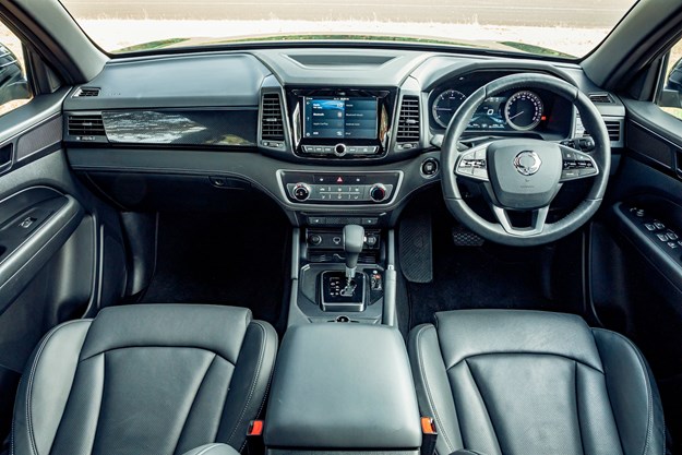 SsangYong_Musso_Unlimited_XLV_interior.jpg