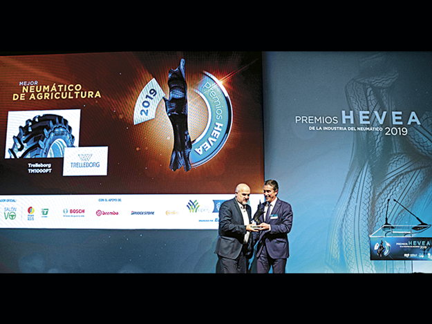 Trelleborg-receiving-Tyre-of-the-Year-award.png