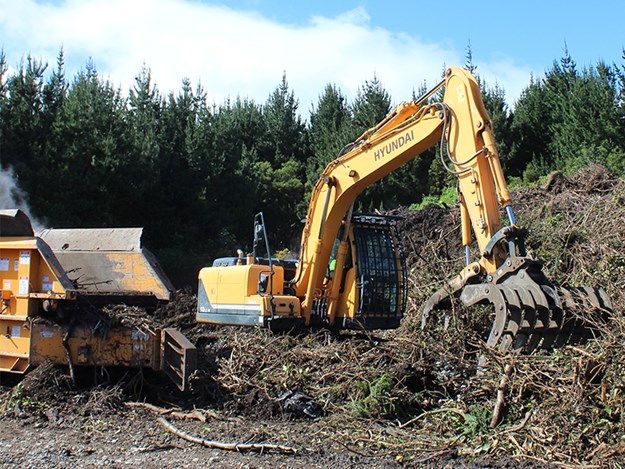 The Hyundai R140LC-9 crawler excavator processes green waste