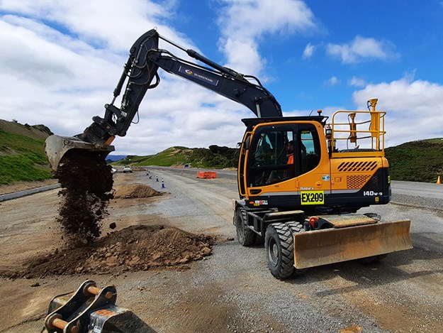 At just over 13 tonnes, the wheeled excavator can still complete finishing work without compromising the integrity of the pavement under the tyres