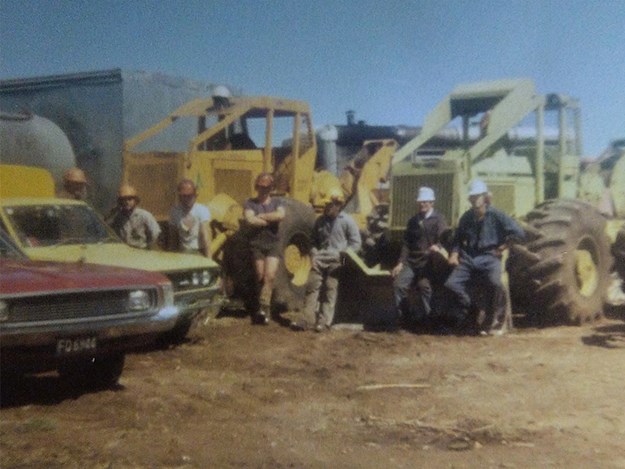 Logging crew 1981 Kaingaroa: Peter Omundsen, Jim Booth, Nicky Mansfield, Ashly Mansfield, Stephen Ellis, and Tony Ellis on the Kaingaroa plains