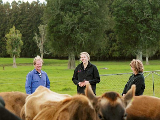 (L-R)-Andrew-Palmer,-Amy-Chamberlain-(CRV-Ambreed-Field-Consultant),-and-Maree-Palmer.jpg