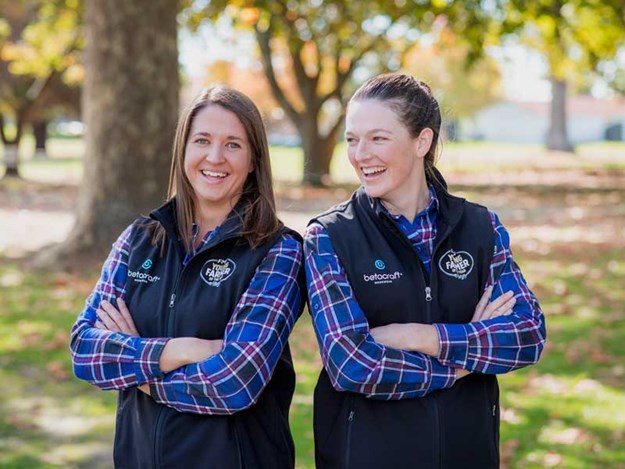 Georgie-Lindsay-and-Emma-Dangen_young_farmer_of_the_year.jpg