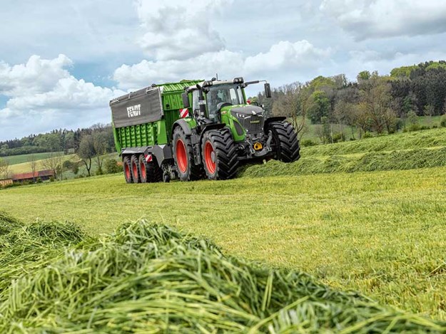 Fendt-942-wins-Tractor-of-the-Year-award-2.jpg