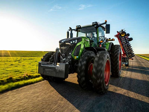Fendt-942-wins-Tractor-of-the-Year-award.jpg