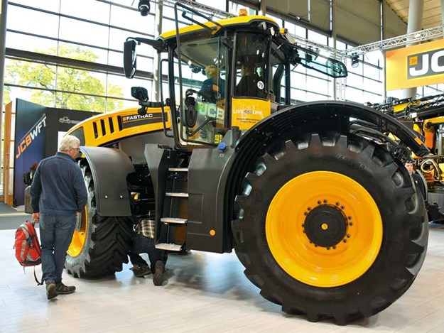New-version-JCB-8000-Series-Fastrac-launched.jpg