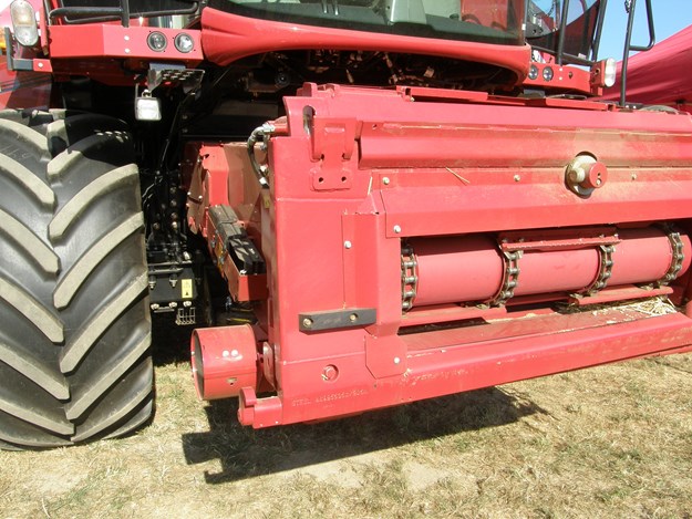 A new 6.1-tonne lift capacity is available on the largest Axial-Flow models, to enable them to handle 13.5m draper heads and 18-row corn heads