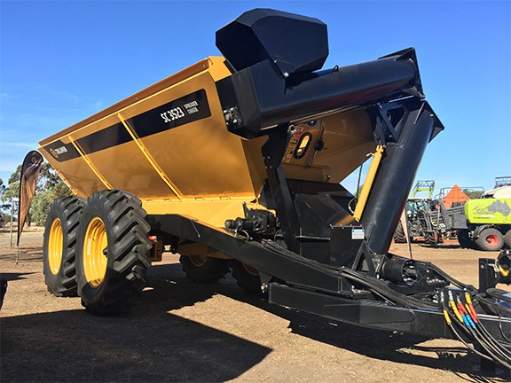 Reversible belts enable Coolamon’s SC 3523 to act as both a spreader and a chaser bin