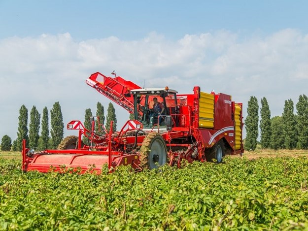 The self-propelled four-row harvester Varitron 470 with seven-ton non-stop bunker