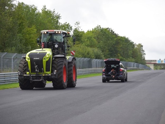 The Claas Xerion 5000 flying down the straight of the Nürburgring