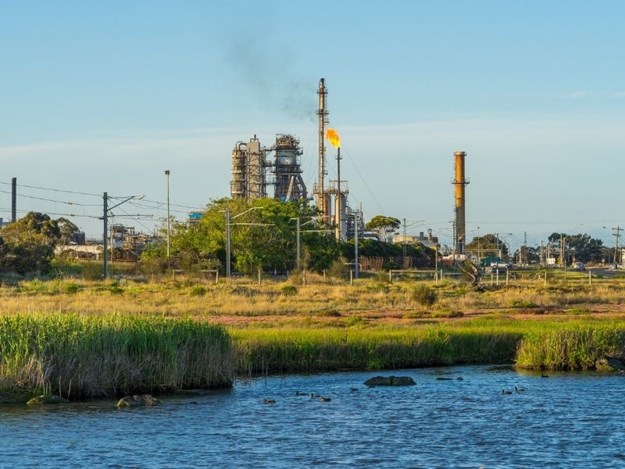ExxonMobil’s Altona oil
refinery in Victoria