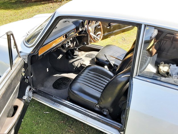 Alfa-1600-Junior-interior.jpg