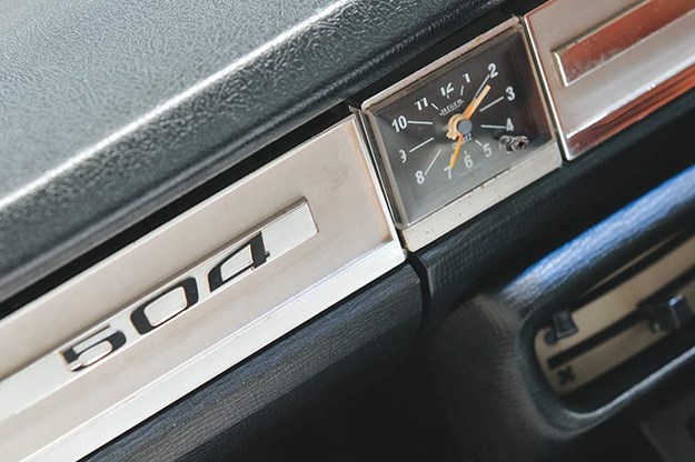 peugeot-504-dash.jpg