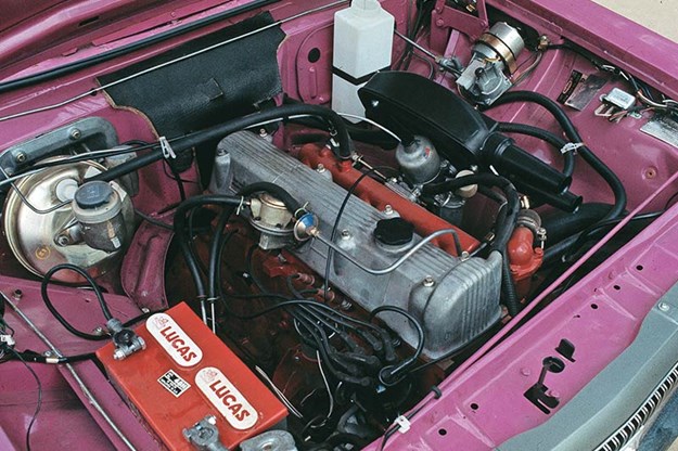 morris-marina-engine-bay.jpg