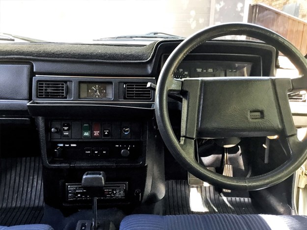 Volvo-264-V8-dash.jpg