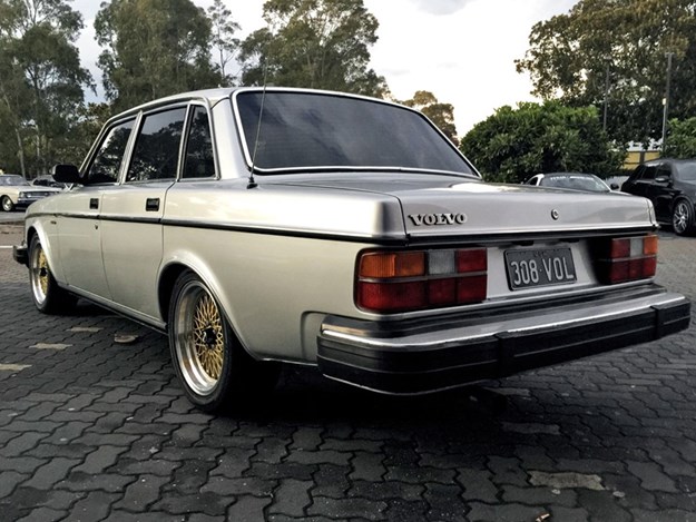 Volvo-264-V8-rear-side.jpg