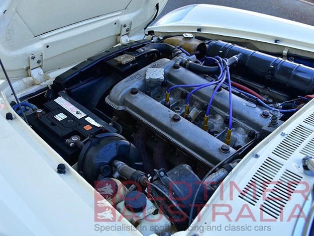 Alfa-Romeo-Spider-1750-engine.jpg