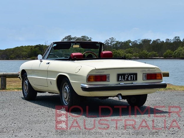 Alfa-Romeo-Spider-1750-rear-side.jpg