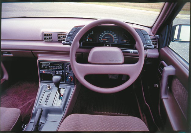VN-v-EA-Commodore-Calais-interior.jpg