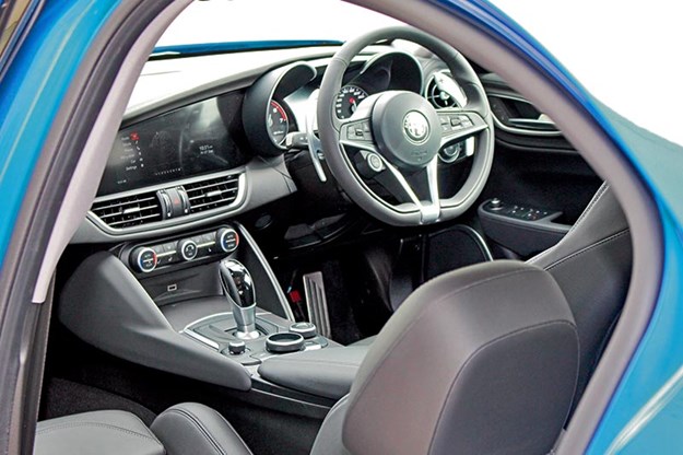 alfa-romeo-giulia-interior.jpg