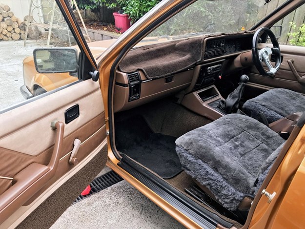 VH-Commodore-wagon-interior.jpg