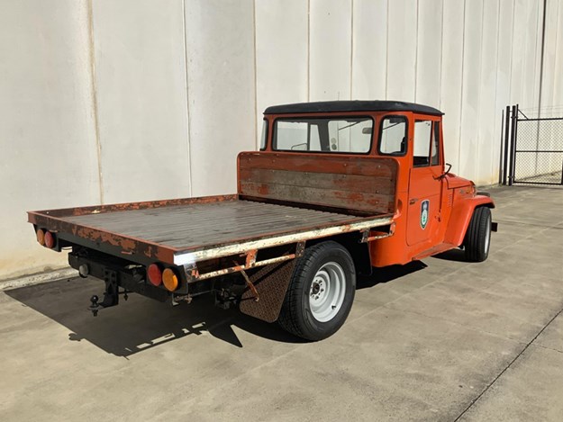 FJ-Landcruiser-V8-rear-side.jpg