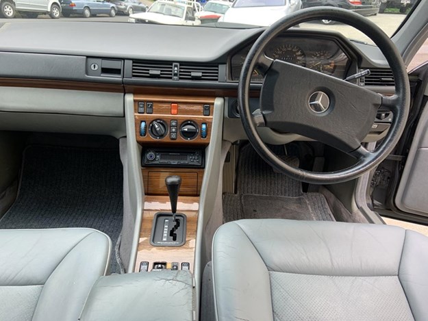 W124-300E-interior.jpg