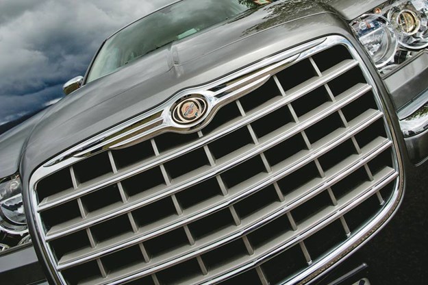 R:\Web\WebTeam\Mary\Motoring\UC 261 to 399\UC 285\marques chrysler\chrysler-grille.jpg