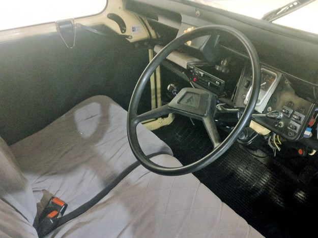 Citroen-2CV-interior.jpg