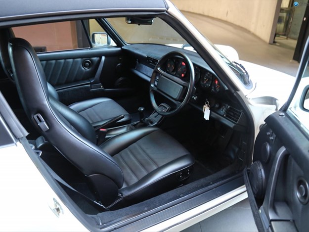 Porsche-964-Targa-interior.jpg