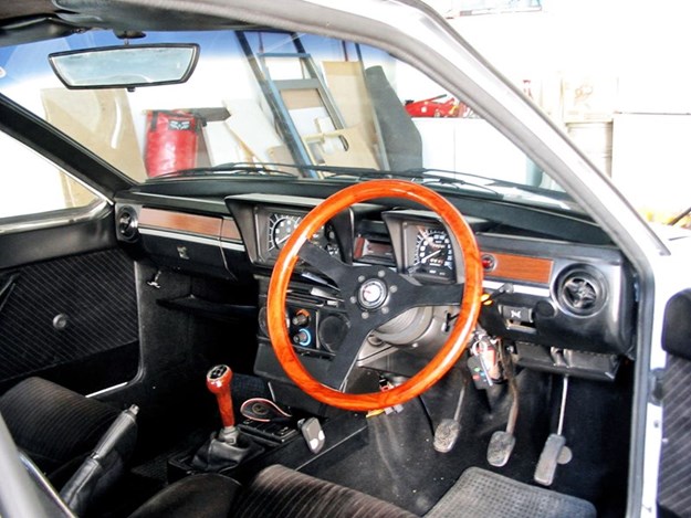 Alfa-Romeo-GTV6-3L-interior.jpg