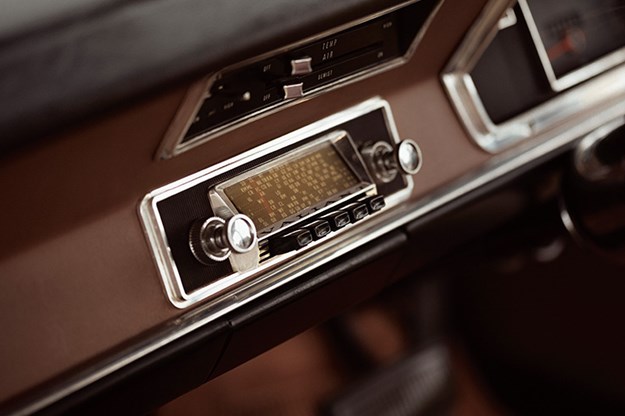ve-valiant-radio.jpg