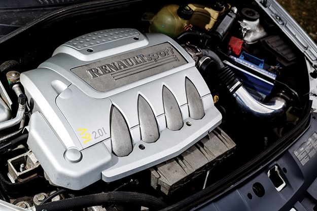 renault-clio-engine-bay.jpg