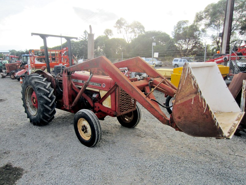 International 444 Tractor With Front End Loader (08) 8323 8795
