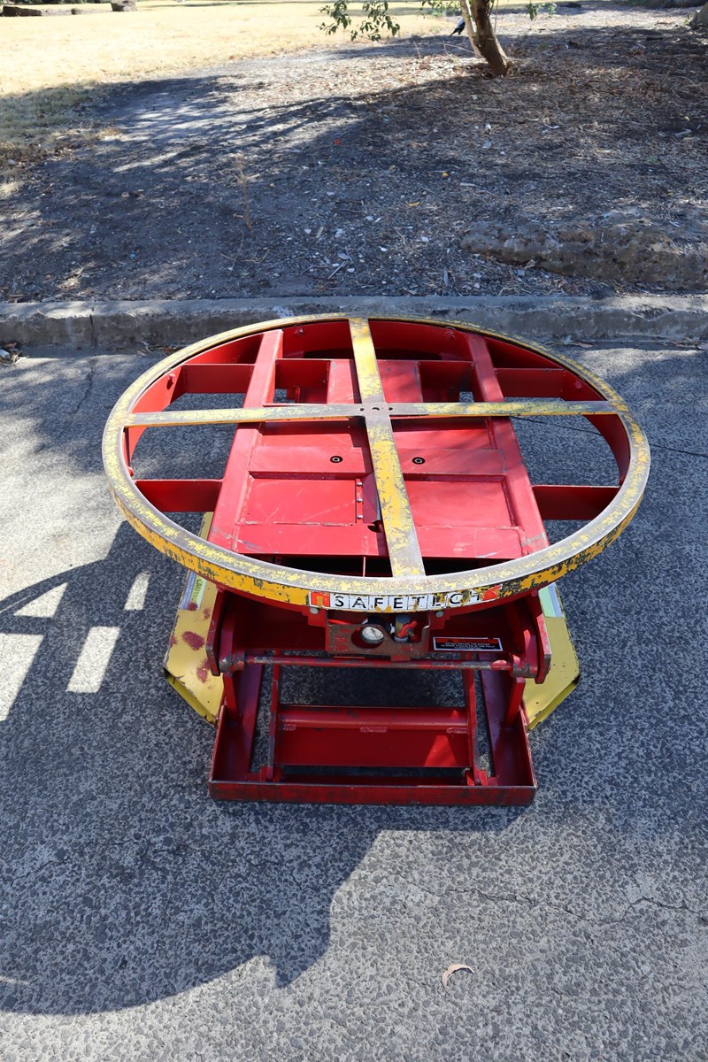 SAFETECH AIR OPERATED TABLE PALLET POSITIONER TURNTABLE 2500KG
