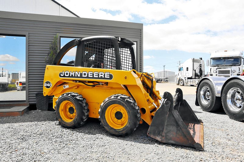 2001 John Deere 240