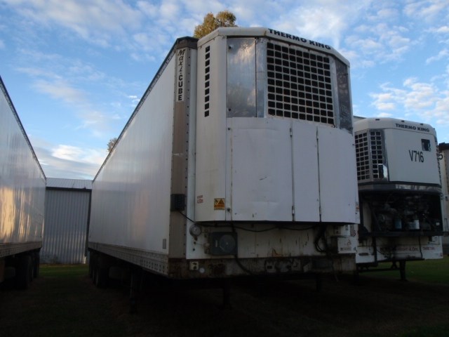 refrigerated trailer with meat rails