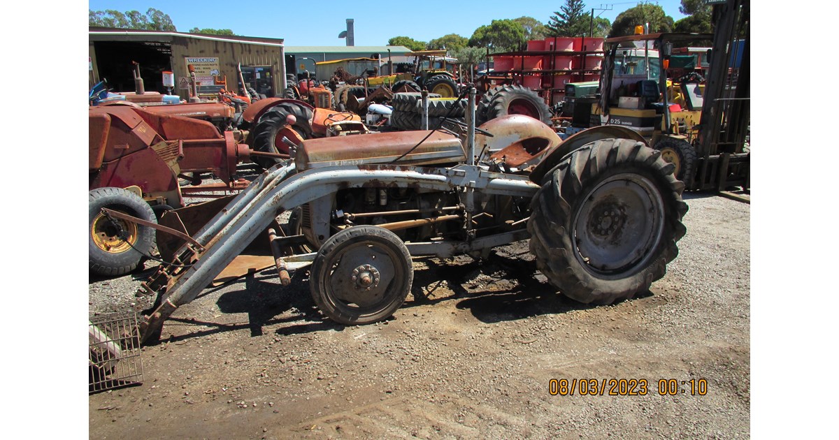 MASSEY FERGUSON TEA20 TRACTOR WITH BUCKET & LOADER WRECKING PARTS OR ...