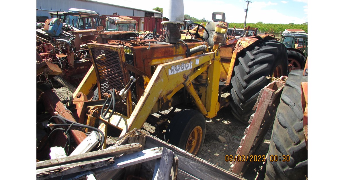 CHAMBERLAIN C670 TRACTOR WITH FRONT END LOADER WRECKING PARTS ONLY for sale
