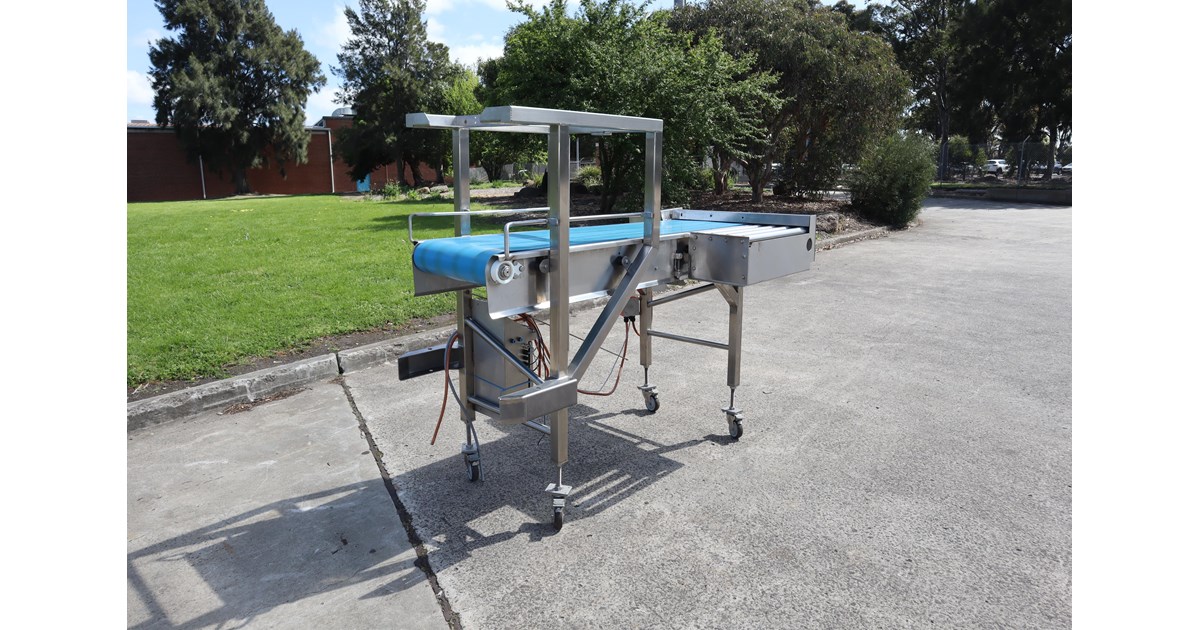 CONTECH ENGINEERING STAINLESS STEEL MOTORISED BELT WITH INFEED ROLLER ...