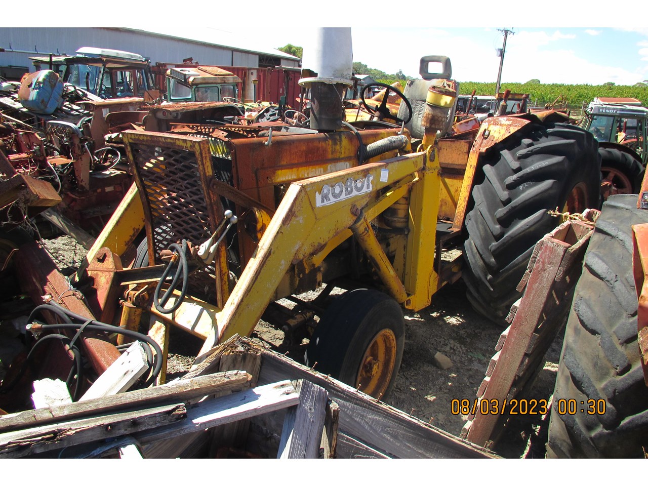 CHAMBERLAIN C670 TRACTOR WITH FRONT END LOADER WRECKING PARTS ONLY for